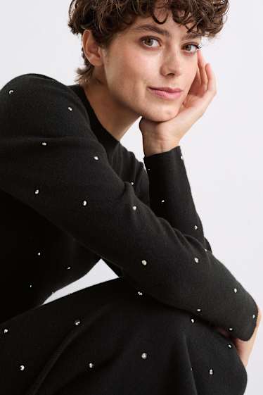 Damen - Feinstrick-Pullover mit Strasssteinen - schwarz