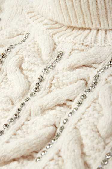 Damen - Rollkragenpullover mit Strasssteinen - Zopfmuster - cremeweiß
