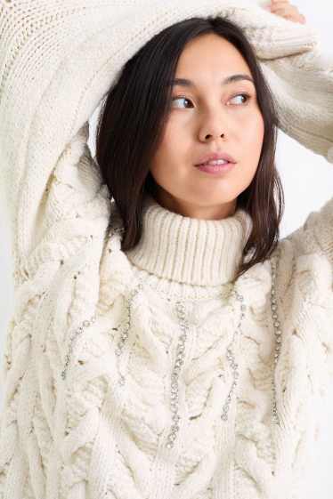 Damen - Rollkragenpullover mit Strasssteinen - Zopfmuster - cremeweiß