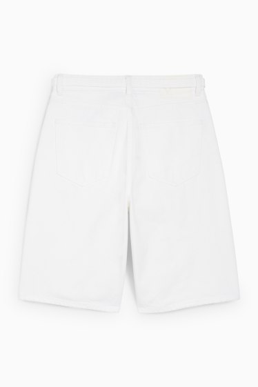 Dámské - Džínové bermudy s páskem - mid waist - bílá