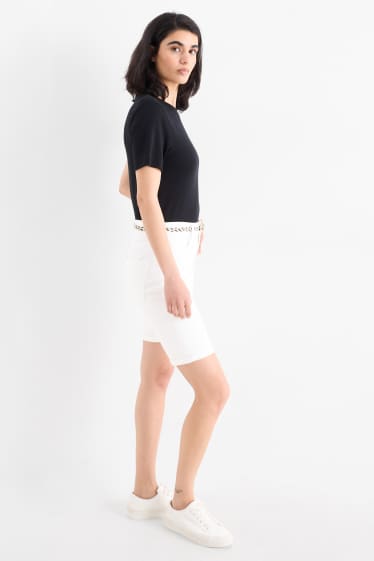 Dámské - Džínové bermudy s páskem - mid waist - bílá