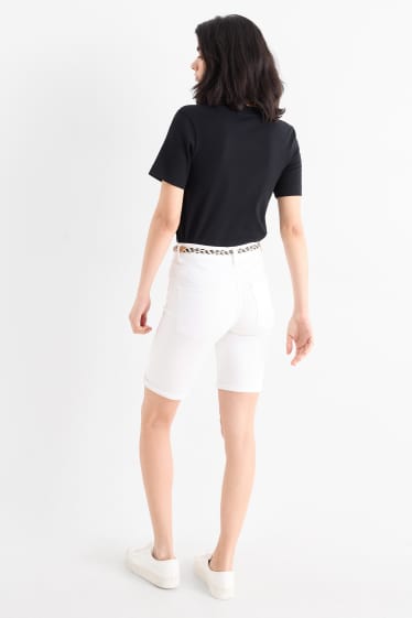 Dámské - Džínové bermudy s páskem - mid waist - bílá