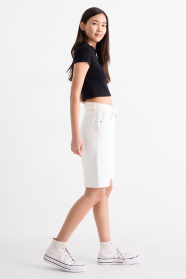 Dámské - Džínové bermudy s páskem - mid waist - bílá