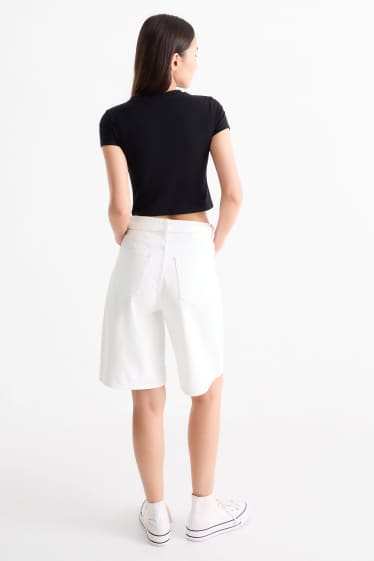 Dámské - Džínové bermudy s páskem - mid waist - bílá
