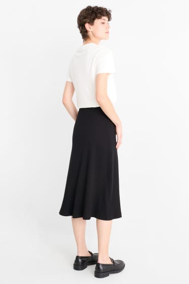 Femei - Fustă din tricot - reiată - negru