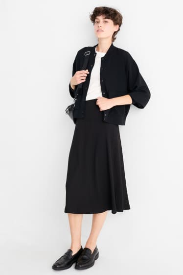 Femei - Fustă din tricot - reiată - negru