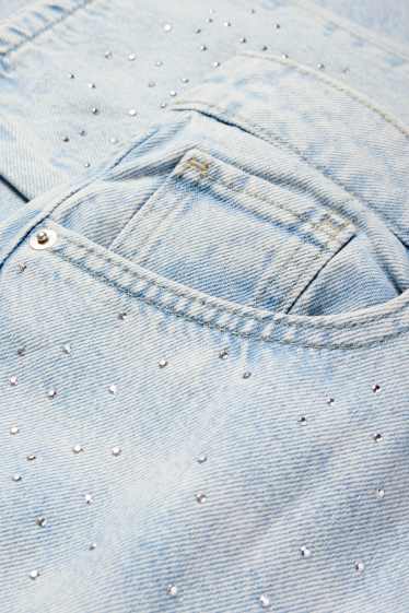 Damen - Mom Jeans mit Strasssteinen - High Waist - helljeansblau