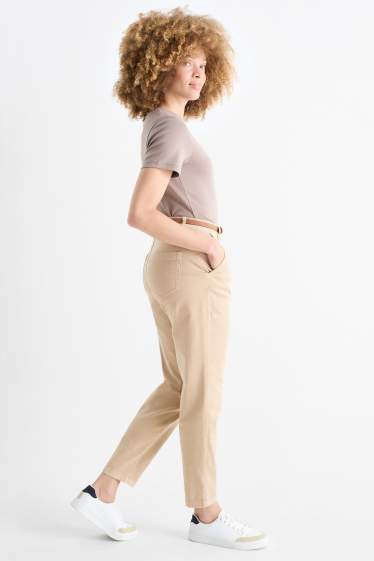 Kobiety - Spodnie materiałowe z paskiem - wysoki stan - tapered fit - beżowy
