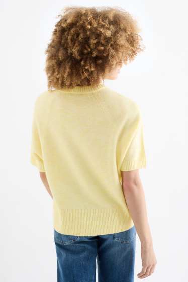Women - Knitted jumper - short sleeve - light yellow