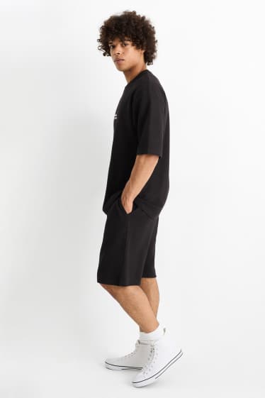Men - Shorts - textured - black