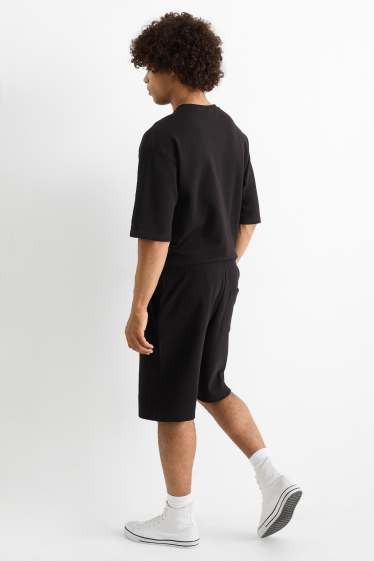 Men - Shorts - textured - black