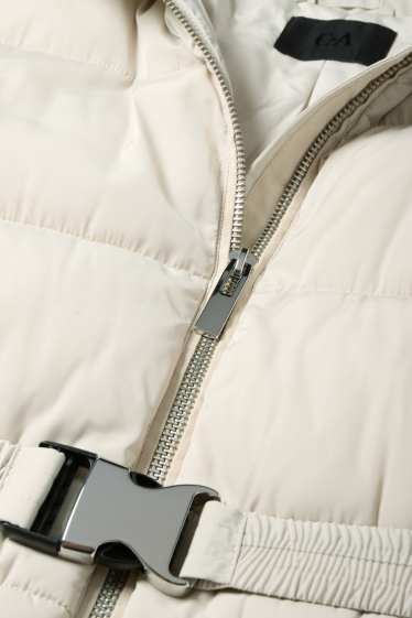 Damen - Steppjacke mit Gürtel, Kapuze und Kunstfellbesatz - hellbeige