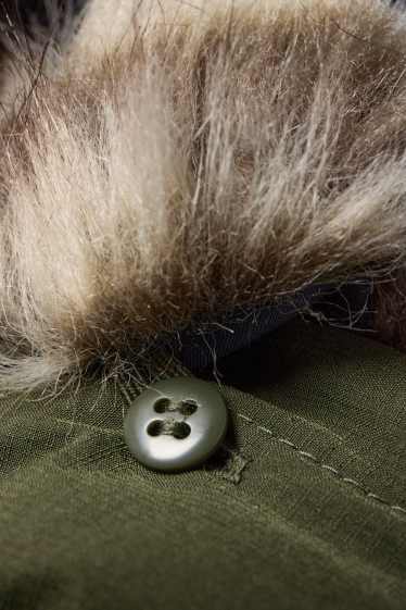 Děti - chlapci - Péřová bunda s kapucí a lemem z umělé kožešiny - khaki