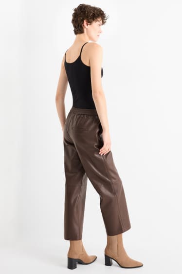 Femei - Pantaloni - talie medie - straight fit - imitație de piele - maro închis