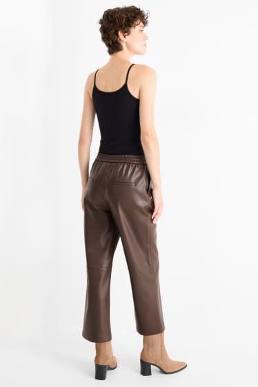 Femei - Pantaloni - talie medie - straight fit - imitație de piele - maro închis