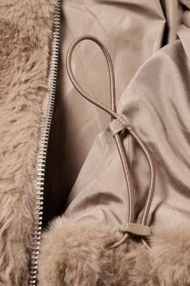 Femei - Jachetă din blană artificială cu glugă - maro deschis