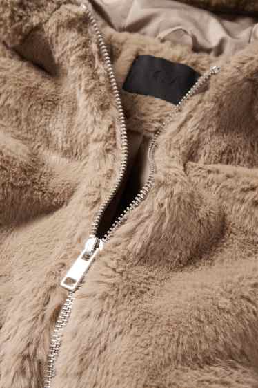 Femei - Jachetă din blană artificială cu glugă - maro deschis