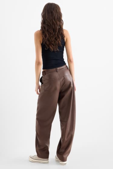 Femei - Pantaloni - talie medie - barrel leg - imitație de piele - maro închis