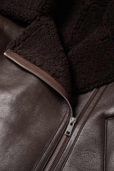 Dámské - Bunda s umělou ovčí vlnou - imitace kůže - tmavohnědá