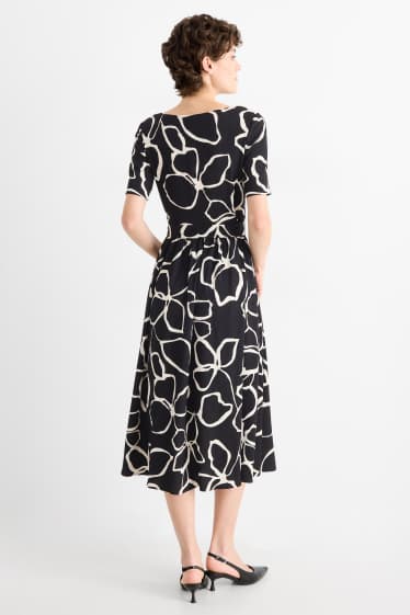 Damen - Fit & Flare Kleid mit Gürtel - geblümt - strukturiert - schwarz / weiß
