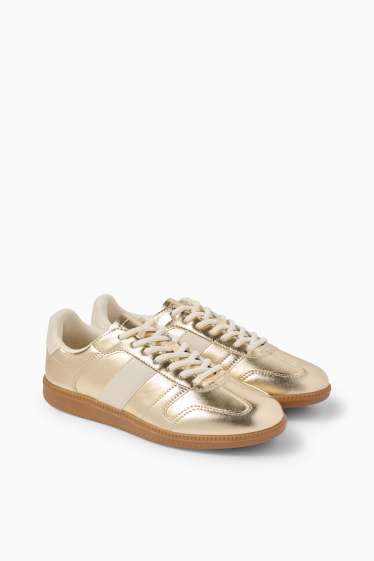 Femmes - Baskets - matière synthétique - finition brillante - or