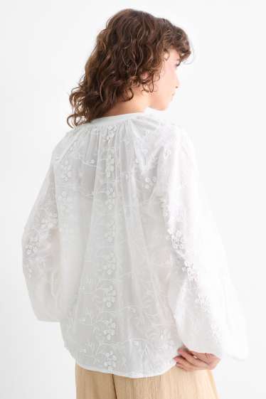 Dona - Brusa amb coll en punta - de flors - texturada - blanc