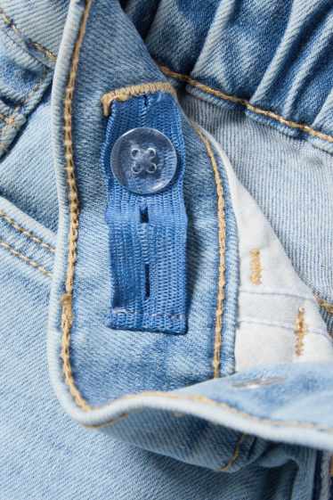 Kinder Mädchen - Blume - Jeans-Shorts mit Gürtel - rosa / hellblau