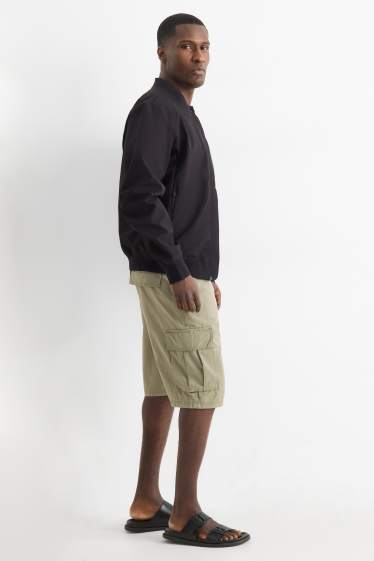Men - Cargo shorts with belt - green