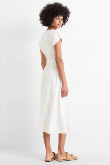 Donna - Vestito fit & flare con cintura - a fiori - tessuto tramato - bianco crema