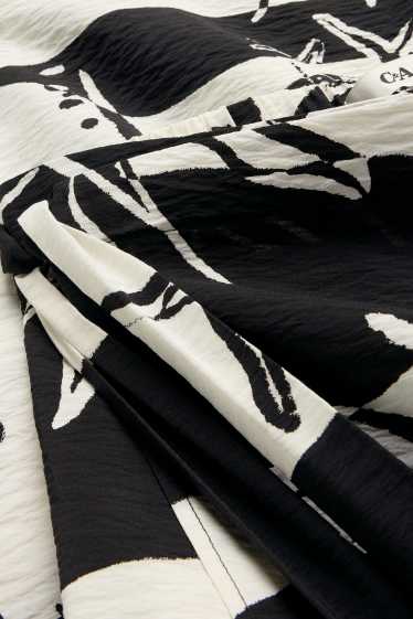 Women - Sarong - patterned - textured - white / black