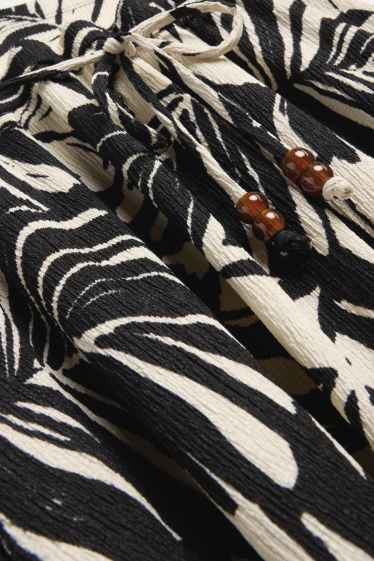 Women - Skirt - patterned - white / black