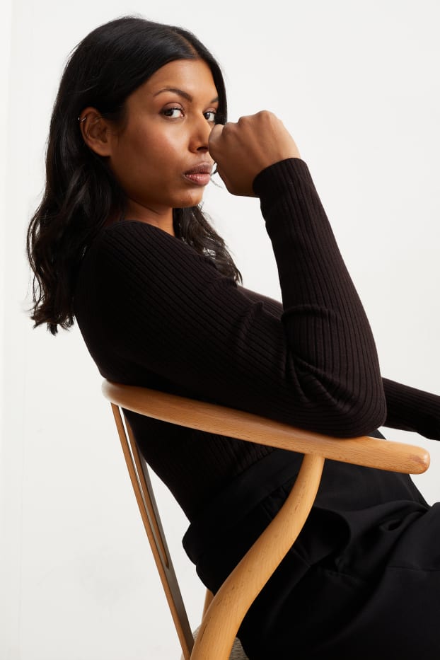 Femei - Pulover basic cu decolteu în V - reiat - negru