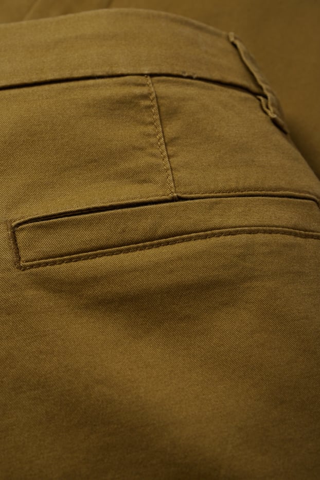 Women - Basic Bermuda shorts - mid-rise waist - khaki
