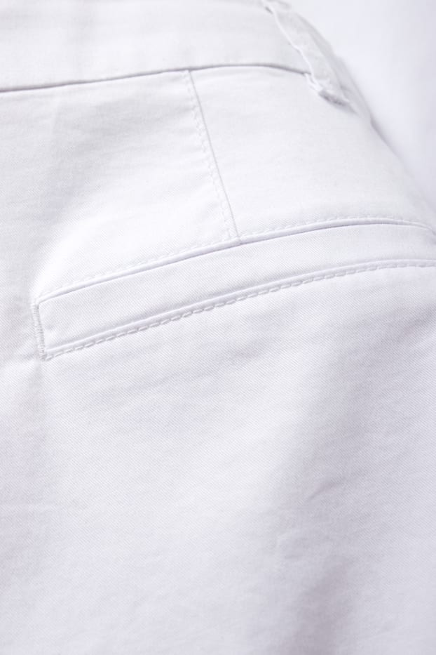 Women - Basic Bermuda shorts - mid-rise waist - white