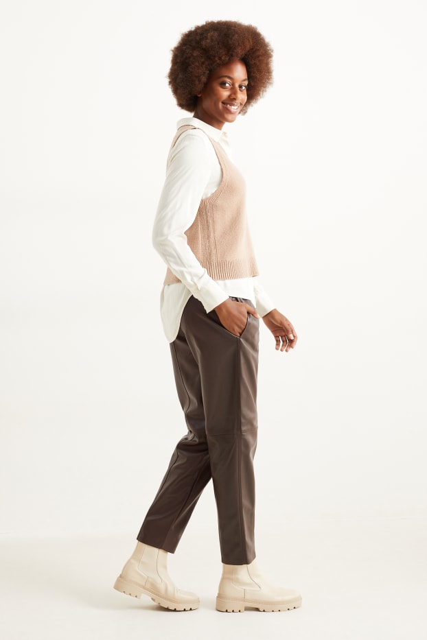 Kobiety - Spodnie - wysoki stan - tapered fit - imitacja skóry - ciemnobrązowy