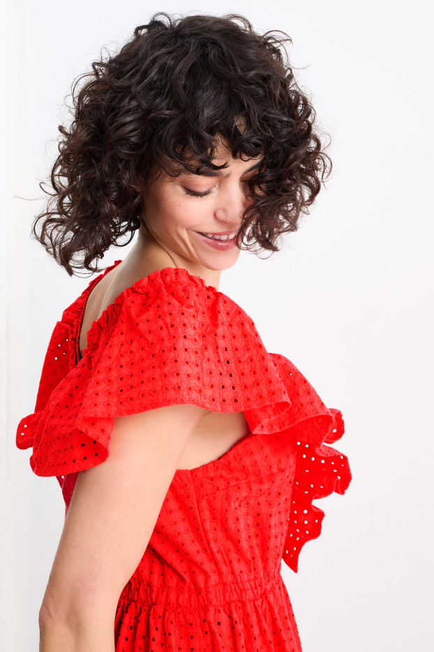 Dámské - Šaty fit & flare s výstřihem ve tvaru V - Broderie anglaise - červená