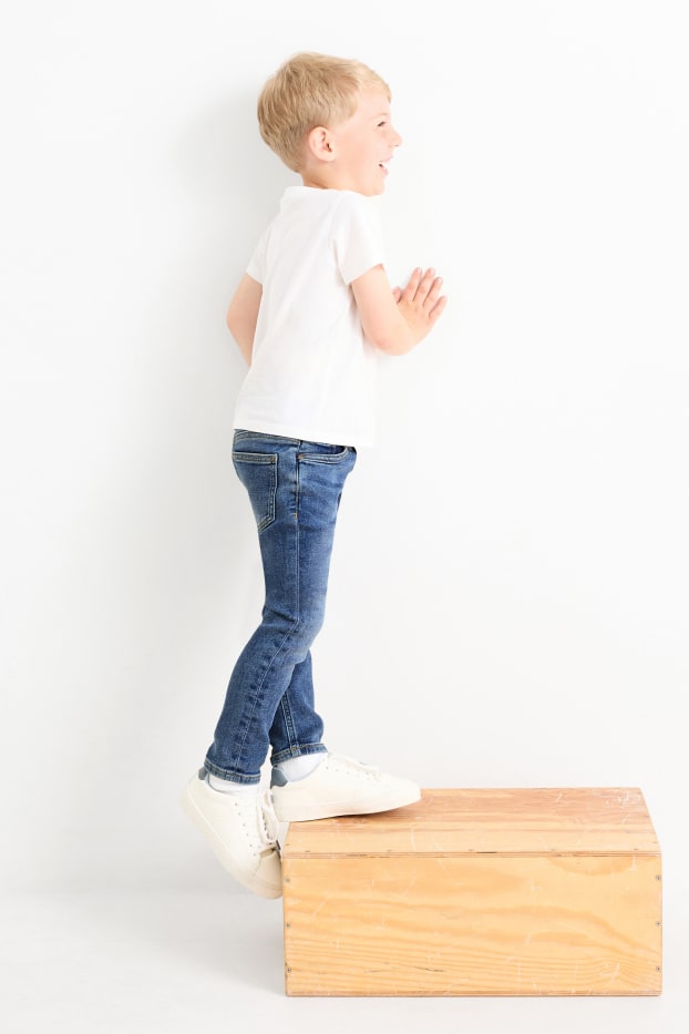 Kinder Buben - Straight Jeans - Jog Denim - jeansblau
