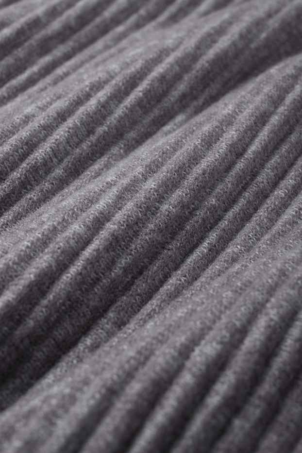 Femei - Rochie tricotată - reiată - gri