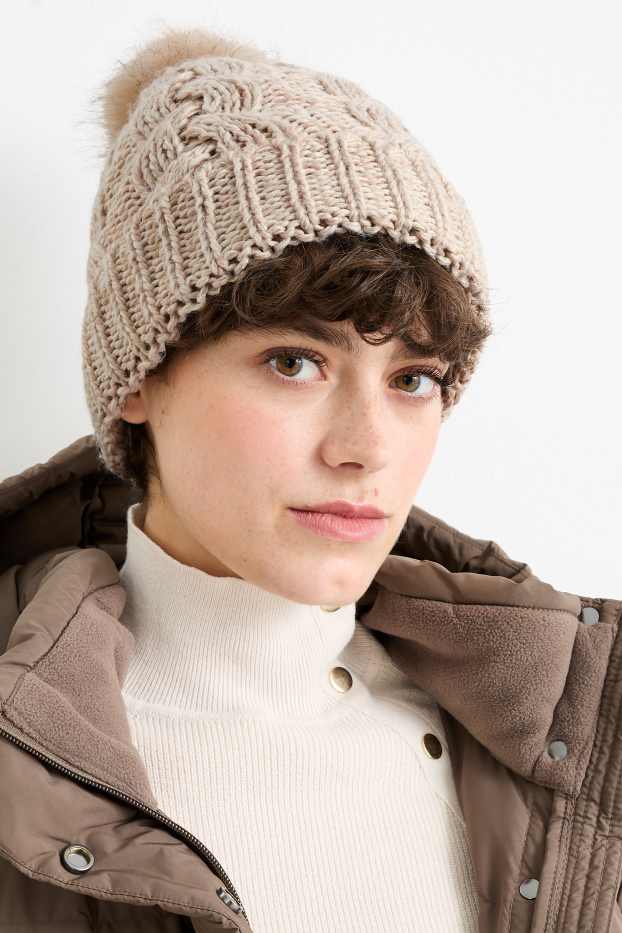 Dames - Muts met pompon - kabelpatroon - licht beige