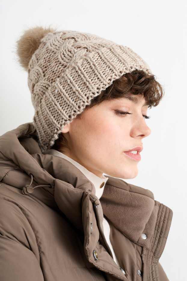 Dames - Muts met pompon - kabelpatroon - licht beige