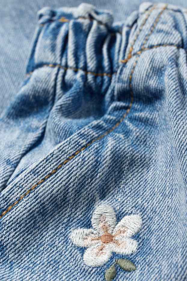 Baby Mädchen - Blümchen - Baby-Jeans - helljeansblau