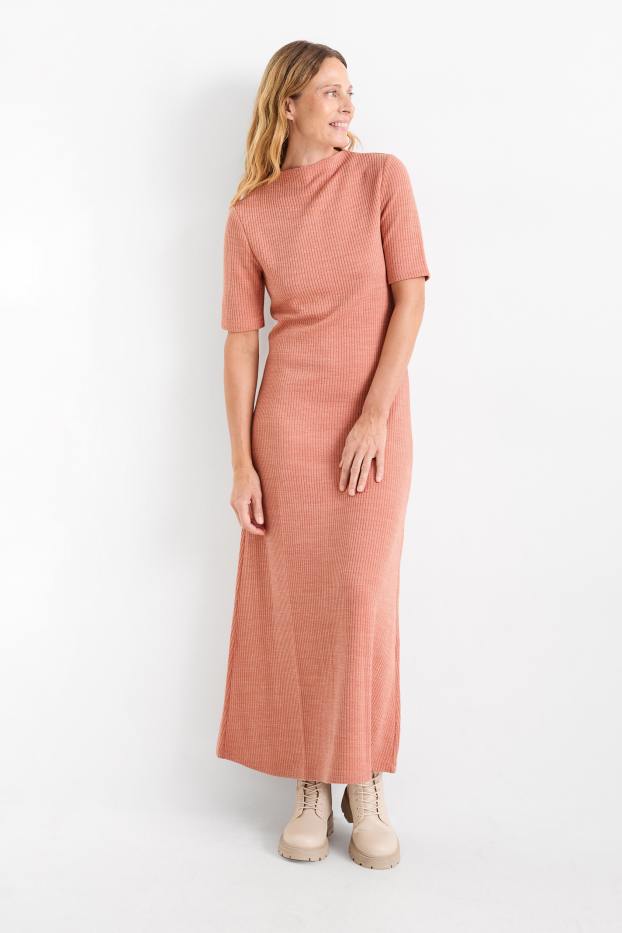 Femei - Rochie tricotată - reiată - somon
