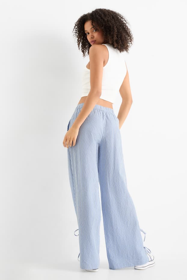 Femei - Pantaloni de stofă - talie medie - wide leg - cu dungi - alb / albastru deschis