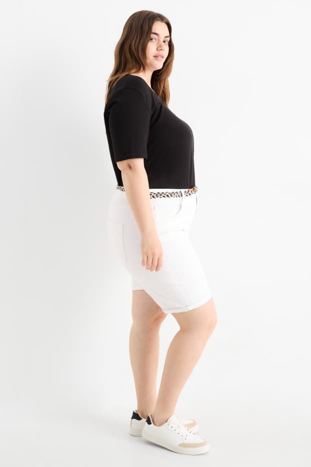 Dámské - Džínové šortky s páskem - mid waist - bílá