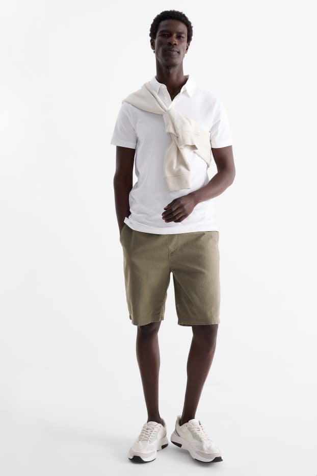 Bărbați - Pantaloni scurți cu conținut de in - verde închis