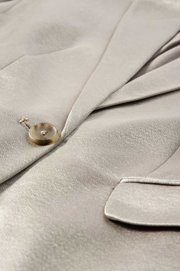 Dames - Lange blazer - getailleerd - glanzend - lichtgrijs