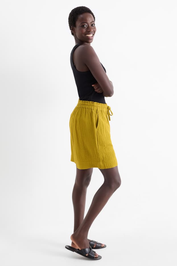 Dames - Korte broek van mousseline - high waist - mosterdgeel