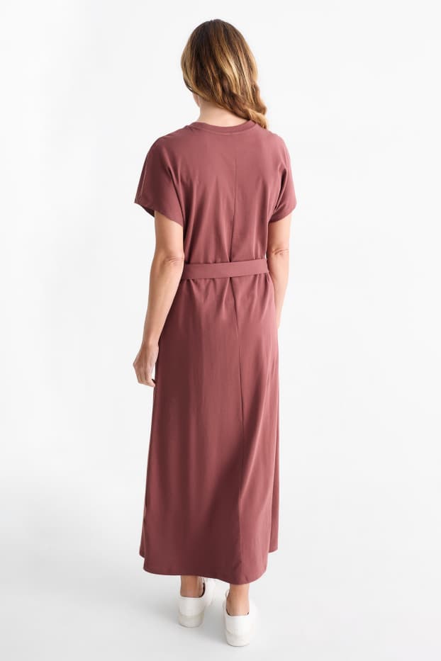 Femei - Rochie-tricou cu curea - bordo