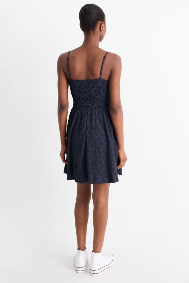 Mujer - Vestido fit & flare - bordado inglés - fruncido - azul oscuro