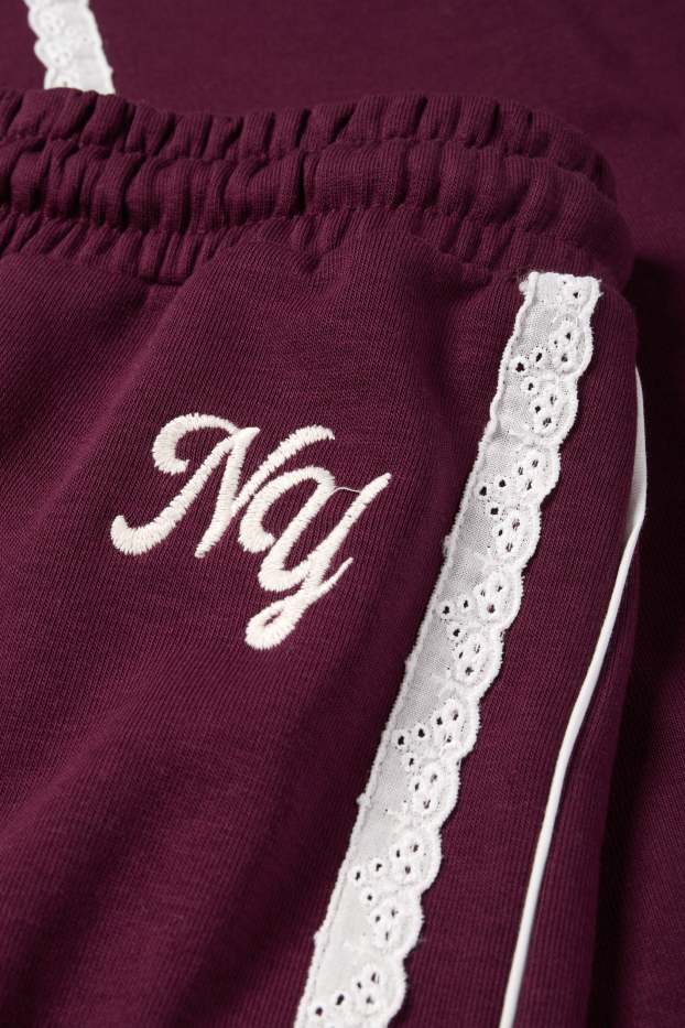 Kinderen: meisjes - New York - joggingbroek - Broderie Anglaise - bordeaux